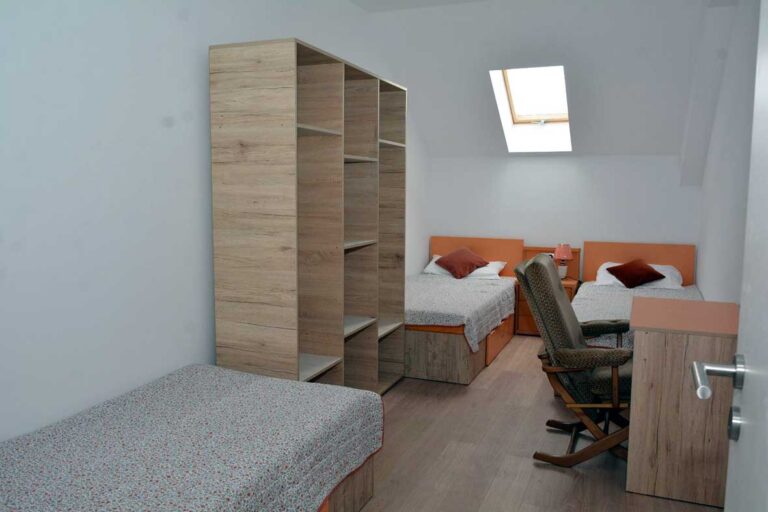 desks for bedrooms